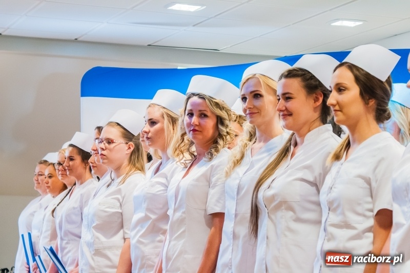 Zdjęcie w galerii na portalu naszraciborz.pl: Studenci pielęgniarstwa w raciborskiej PWSZ odebrali czepki na Zamku Piastowskim wiadomości z regionu