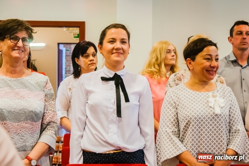 Zdjęcie w galerii na portalu naszraciborz.pl: Studenci pielęgniarstwa w raciborskiej PWSZ odebrali czepki na Zamku Piastowskim wiadomości z regionu