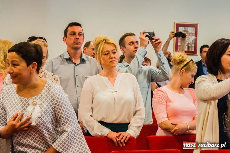 Zdjęcie w galerii na portalu naszraciborz.pl: Studenci pielęgniarstwa w raciborskiej PWSZ odebrali czepki na Zamku Piastowskim wiadomości z regionu