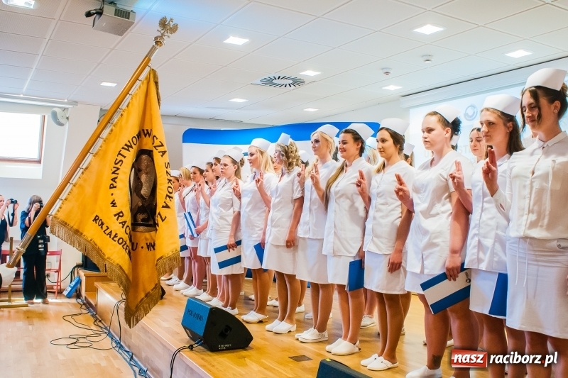 Zdjęcie w galerii na portalu naszraciborz.pl: Studenci pielęgniarstwa w raciborskiej PWSZ odebrali czepki na Zamku Piastowskim wiadomości z regionu