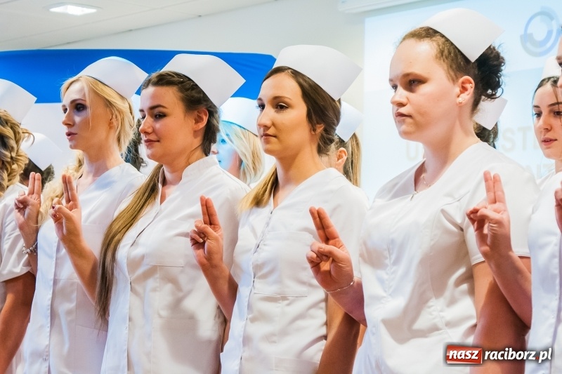 Zdjęcie w galerii na portalu naszraciborz.pl: Studenci pielęgniarstwa w raciborskiej PWSZ odebrali czepki na Zamku Piastowskim wiadomości z regionu