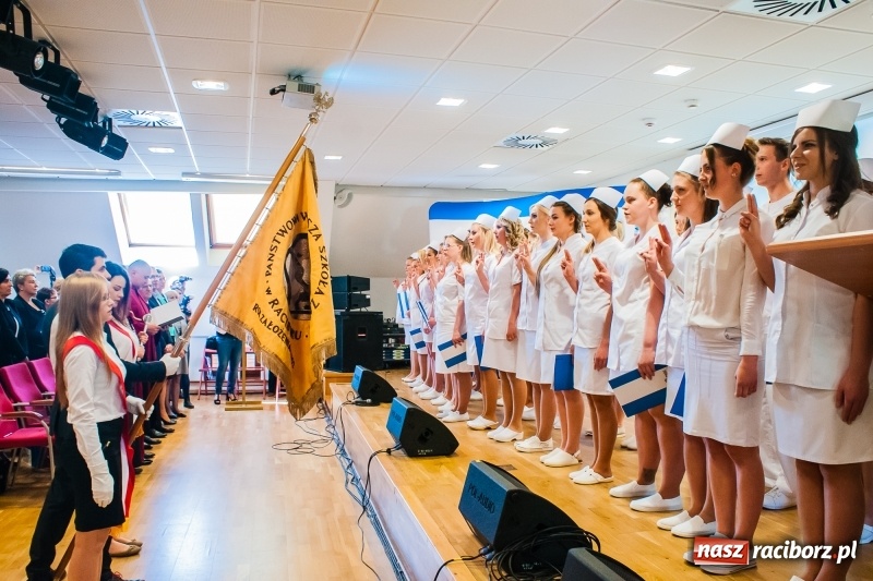 Zdjęcie w galerii na portalu naszraciborz.pl: Studenci pielęgniarstwa w raciborskiej PWSZ odebrali czepki na Zamku Piastowskim wiadomości z regionu