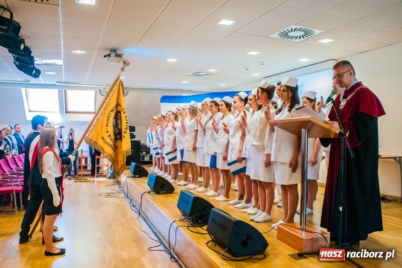 Zdjęcie w galerii na portalu naszraciborz.pl: Studenci pielęgniarstwa w raciborskiej PWSZ odebrali czepki na Zamku Piastowskim wiadomości z regionu