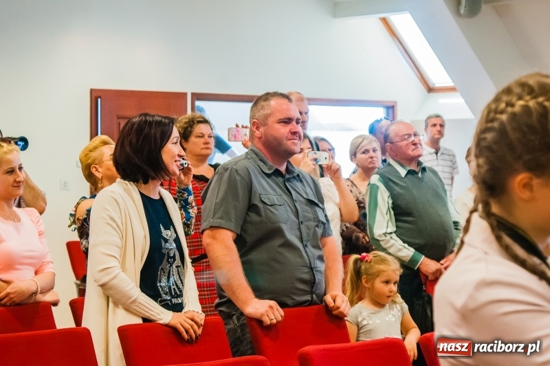 Zdjęcie w galerii na portalu naszraciborz.pl: Studenci pielęgniarstwa w raciborskiej PWSZ odebrali czepki na Zamku Piastowskim wiadomości z regionu