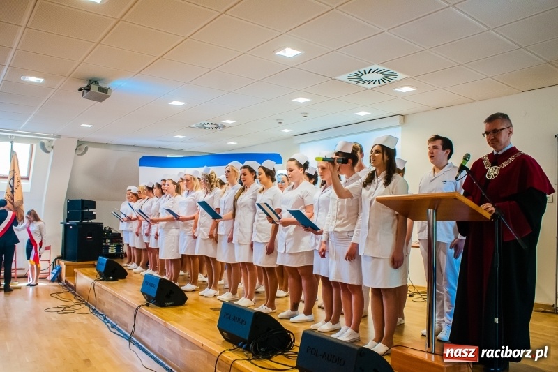 Zdjęcie w galerii na portalu naszraciborz.pl: Studenci pielęgniarstwa w raciborskiej PWSZ odebrali czepki na Zamku Piastowskim wiadomości z regionu
