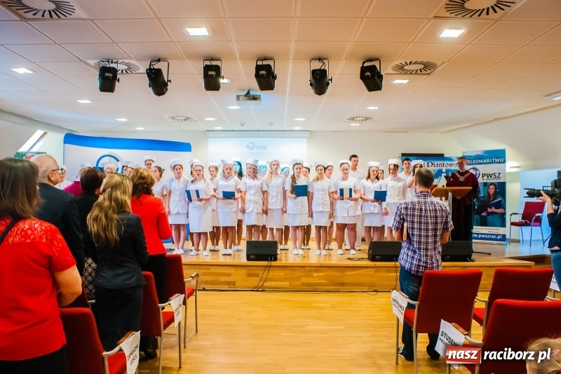 Zdjęcie w galerii na portalu naszraciborz.pl: Studenci pielęgniarstwa w raciborskiej PWSZ odebrali czepki na Zamku Piastowskim wiadomości z regionu