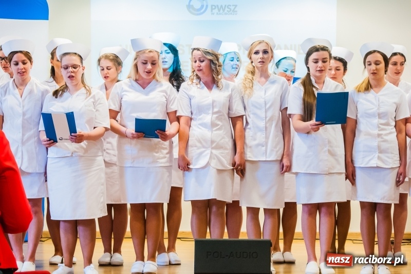 Zdjęcie w galerii na portalu naszraciborz.pl: Studenci pielęgniarstwa w raciborskiej PWSZ odebrali czepki na Zamku Piastowskim wiadomości z regionu