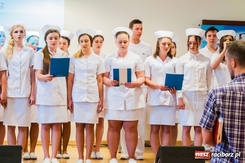 Zdjęcie w galerii na portalu naszraciborz.pl: Studenci pielęgniarstwa w raciborskiej PWSZ odebrali czepki na Zamku Piastowskim wiadomości z regionu