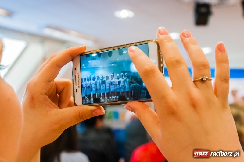 Zdjęcie w galerii na portalu naszraciborz.pl: Studenci pielęgniarstwa w raciborskiej PWSZ odebrali czepki na Zamku Piastowskim wiadomości z regionu