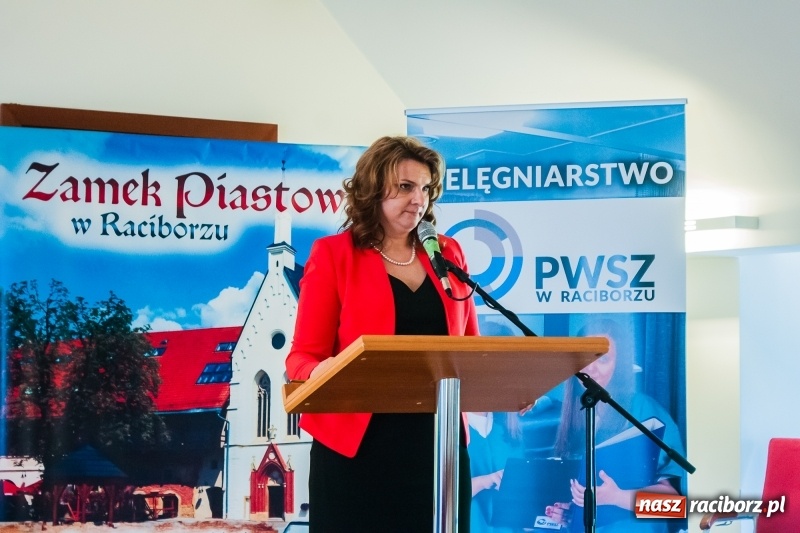 Zdjęcie w galerii na portalu naszraciborz.pl: Studenci pielęgniarstwa w raciborskiej PWSZ odebrali czepki na Zamku Piastowskim wiadomości z regionu