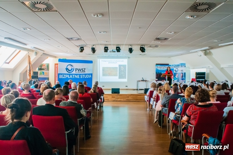 Zdjęcie w galerii na portalu naszraciborz.pl: Studenci pielęgniarstwa w raciborskiej PWSZ odebrali czepki na Zamku Piastowskim wiadomości z regionu