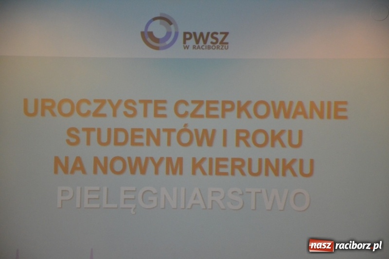 Zdjęcie w galerii na portalu naszraciborz.pl: Studenci pielęgniarstwa w raciborskiej PWSZ odebrali czepki na Zamku Piastowskim wiadomości z regionu