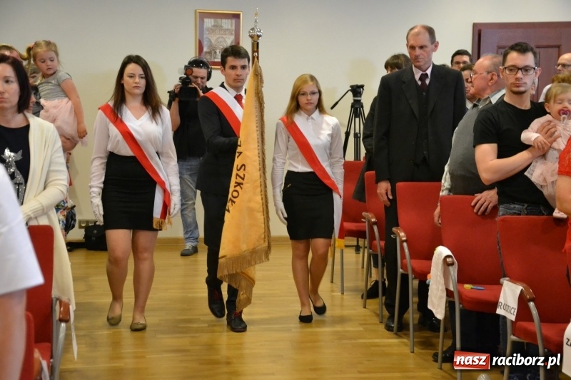 Zdjęcie w galerii na portalu naszraciborz.pl: Studenci pielęgniarstwa w raciborskiej PWSZ odebrali czepki na Zamku Piastowskim wiadomości z regionu