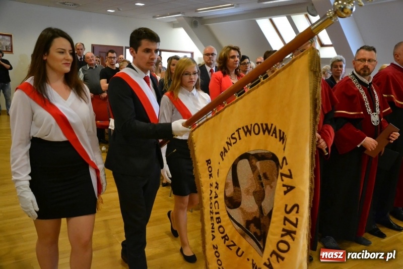 Zdjęcie w galerii na portalu naszraciborz.pl: Studenci pielęgniarstwa w raciborskiej PWSZ odebrali czepki na Zamku Piastowskim wiadomości z regionu