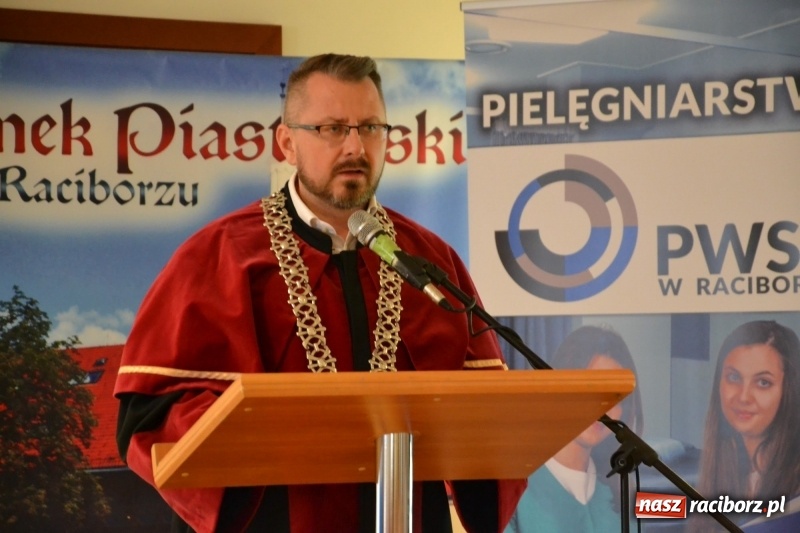 Zdjęcie w galerii na portalu naszraciborz.pl: Studenci pielęgniarstwa w raciborskiej PWSZ odebrali czepki na Zamku Piastowskim wiadomości z regionu