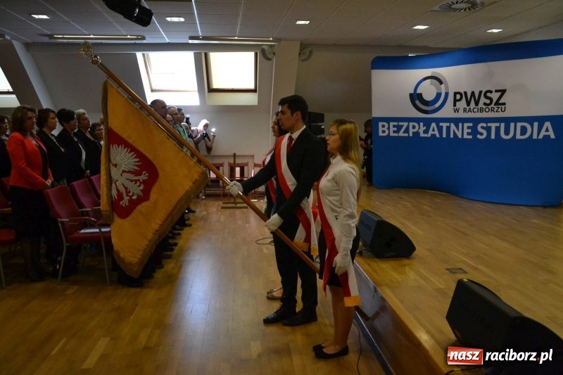 Zdjęcie w galerii na portalu naszraciborz.pl: Studenci pielęgniarstwa w raciborskiej PWSZ odebrali czepki na Zamku Piastowskim wiadomości z regionu