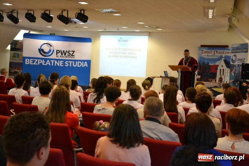 Zdjęcie w galerii na portalu naszraciborz.pl: Studenci pielęgniarstwa w raciborskiej PWSZ odebrali czepki na Zamku Piastowskim wiadomości z regionu