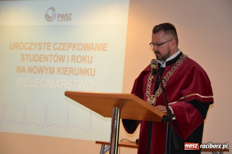 Zdjęcie w galerii na portalu naszraciborz.pl: Studenci pielęgniarstwa w raciborskiej PWSZ odebrali czepki na Zamku Piastowskim wiadomości z regionu