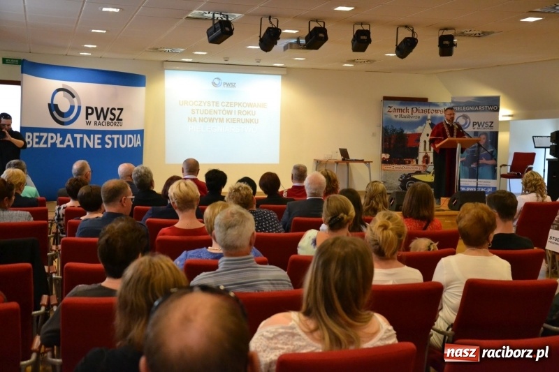 Zdjęcie w galerii na portalu naszraciborz.pl: Studenci pielęgniarstwa w raciborskiej PWSZ odebrali czepki na Zamku Piastowskim wiadomości z regionu