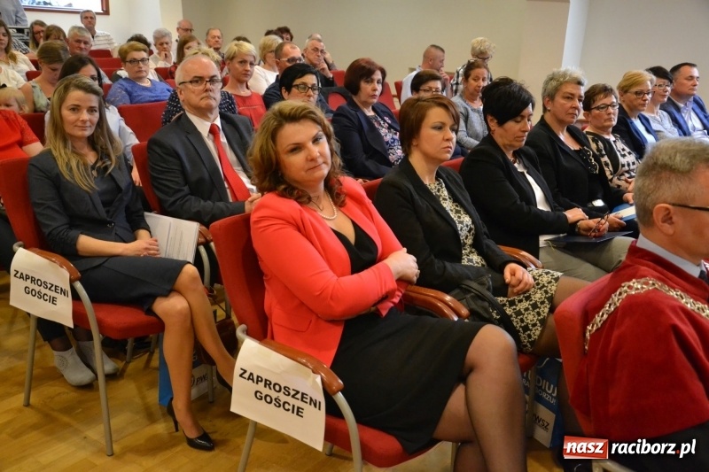 Zdjęcie w galerii na portalu naszraciborz.pl: Studenci pielęgniarstwa w raciborskiej PWSZ odebrali czepki na Zamku Piastowskim wiadomości z regionu