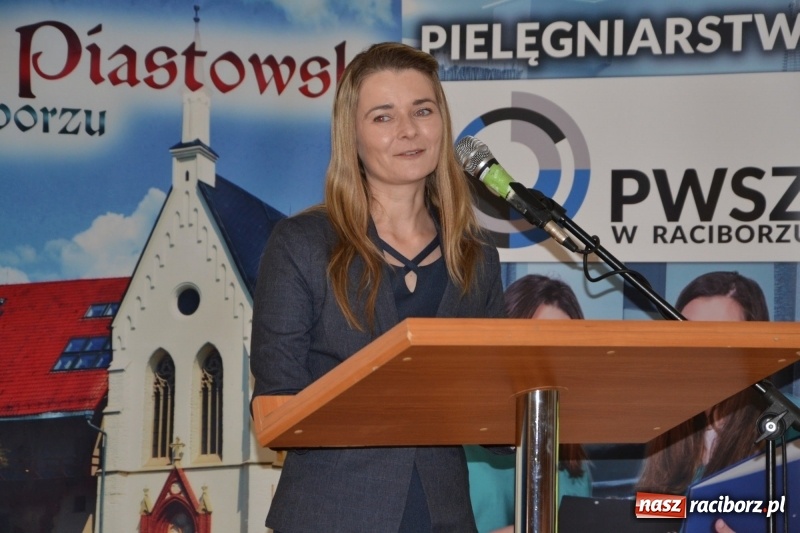 Zdjęcie w galerii na portalu naszraciborz.pl: Studenci pielęgniarstwa w raciborskiej PWSZ odebrali czepki na Zamku Piastowskim wiadomości z regionu