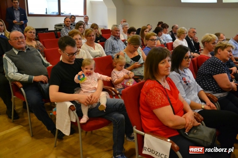 Zdjęcie w galerii na portalu naszraciborz.pl: Studenci pielęgniarstwa w raciborskiej PWSZ odebrali czepki na Zamku Piastowskim wiadomości z regionu