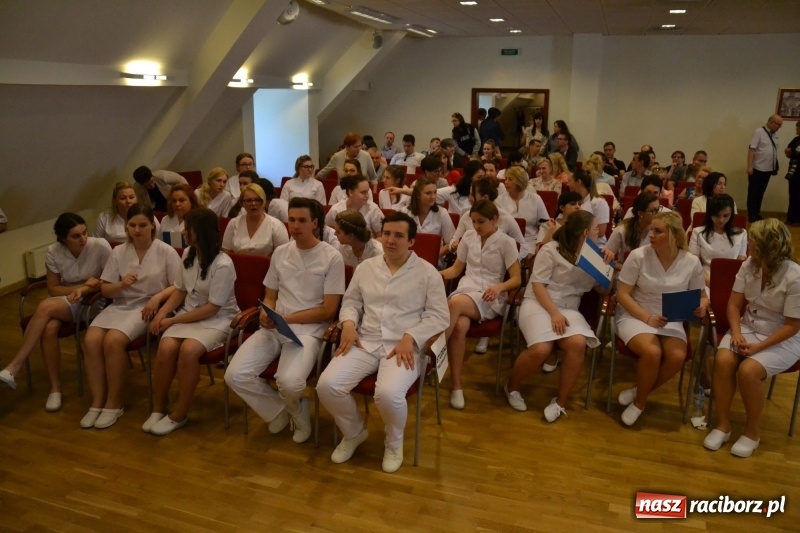 Zdjęcie w galerii na portalu naszraciborz.pl: Studenci pielęgniarstwa w raciborskiej PWSZ odebrali czepki na Zamku Piastowskim wiadomości z regionu