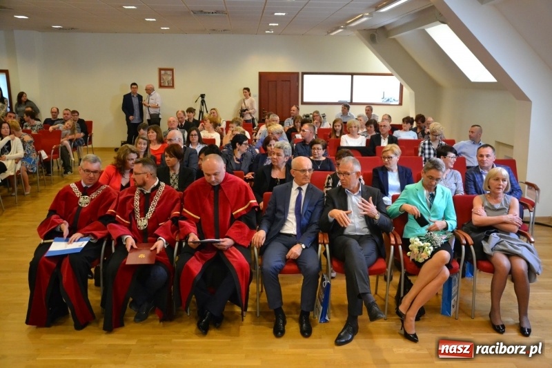 Zdjęcie w galerii na portalu naszraciborz.pl: Studenci pielęgniarstwa w raciborskiej PWSZ odebrali czepki na Zamku Piastowskim wiadomości z regionu