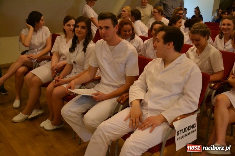 Zdjęcie w galerii na portalu naszraciborz.pl: Studenci pielęgniarstwa w raciborskiej PWSZ odebrali czepki na Zamku Piastowskim wiadomości z regionu