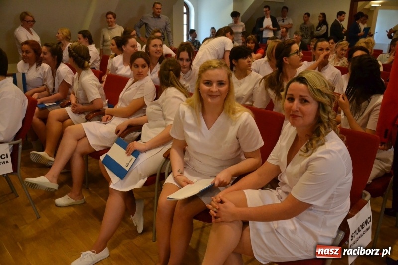 Zdjęcie w galerii na portalu naszraciborz.pl: Studenci pielęgniarstwa w raciborskiej PWSZ odebrali czepki na Zamku Piastowskim wiadomości z regionu