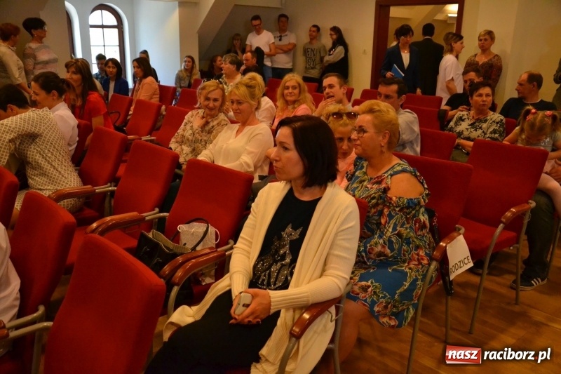 Zdjęcie w galerii na portalu naszraciborz.pl: Studenci pielęgniarstwa w raciborskiej PWSZ odebrali czepki na Zamku Piastowskim wiadomości z regionu