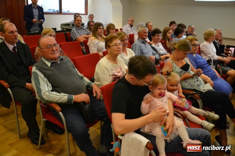Zdjęcie w galerii na portalu naszraciborz.pl: Studenci pielęgniarstwa w raciborskiej PWSZ odebrali czepki na Zamku Piastowskim wiadomości z regionu