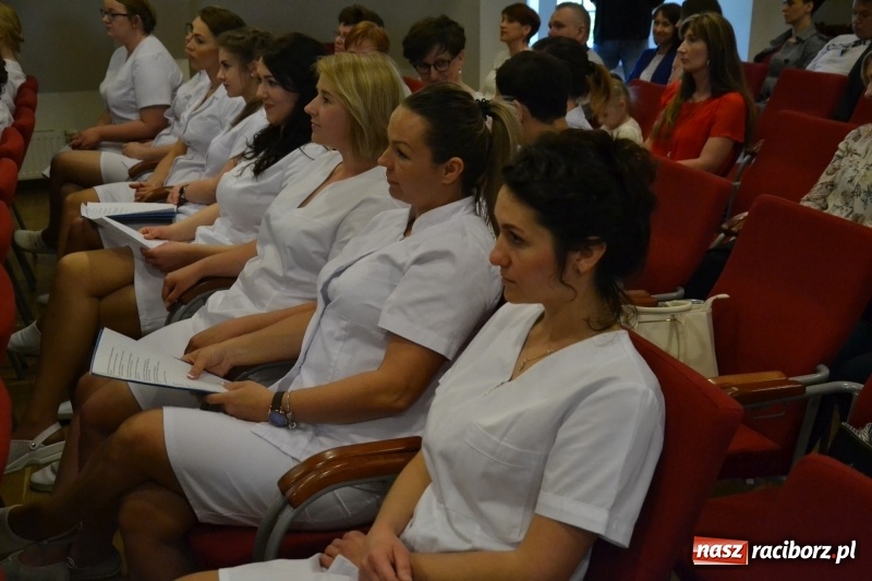 Zdjęcie w galerii na portalu naszraciborz.pl: Studenci pielęgniarstwa w raciborskiej PWSZ odebrali czepki na Zamku Piastowskim wiadomości z regionu