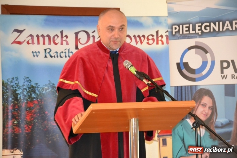 Zdjęcie w galerii na portalu naszraciborz.pl: Studenci pielęgniarstwa w raciborskiej PWSZ odebrali czepki na Zamku Piastowskim wiadomości z regionu