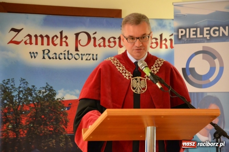 Zdjęcie w galerii na portalu naszraciborz.pl: Studenci pielęgniarstwa w raciborskiej PWSZ odebrali czepki na Zamku Piastowskim wiadomości z regionu