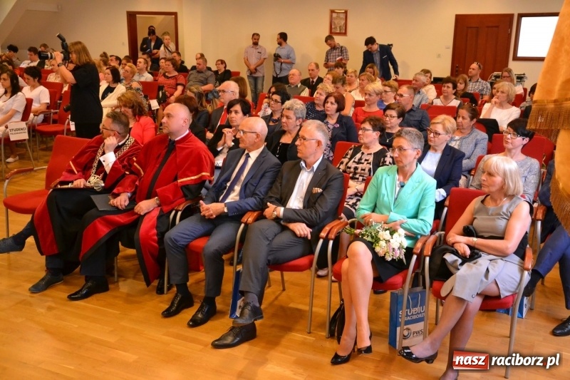 Zdjęcie w galerii na portalu naszraciborz.pl: Studenci pielęgniarstwa w raciborskiej PWSZ odebrali czepki na Zamku Piastowskim wiadomości z regionu