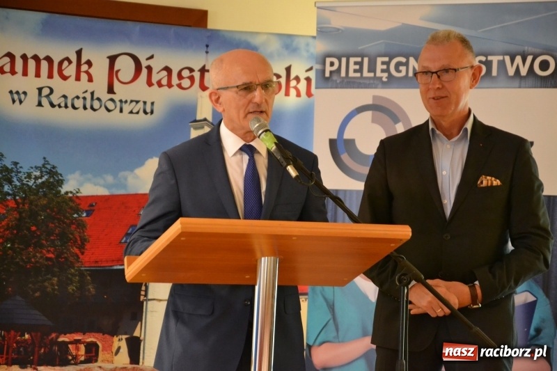 Zdjęcie w galerii na portalu naszraciborz.pl: Studenci pielęgniarstwa w raciborskiej PWSZ odebrali czepki na Zamku Piastowskim wiadomości z regionu