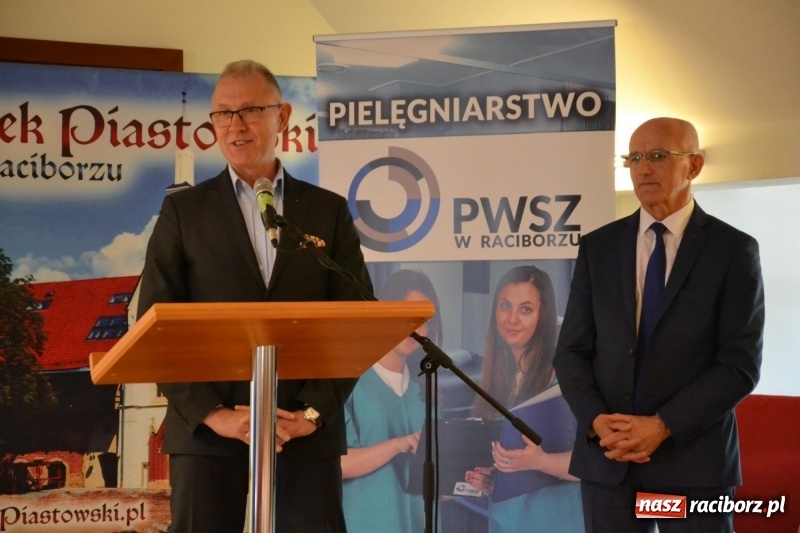 Zdjęcie w galerii na portalu naszraciborz.pl: Studenci pielęgniarstwa w raciborskiej PWSZ odebrali czepki na Zamku Piastowskim wiadomości z regionu