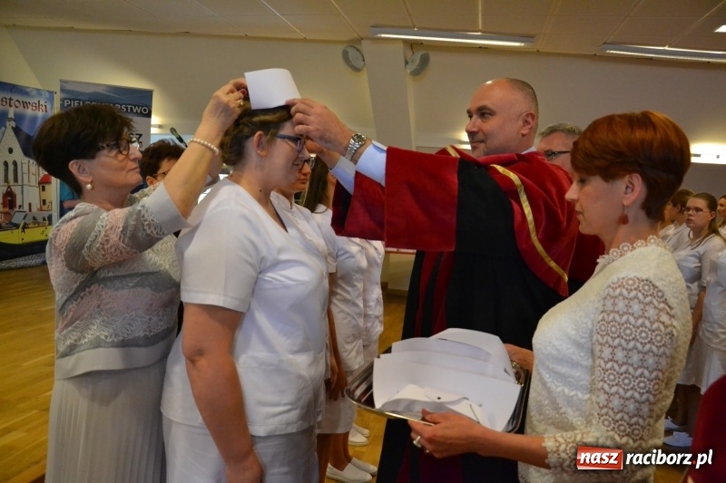 Zdjęcie w galerii na portalu naszraciborz.pl: Studenci pielęgniarstwa w raciborskiej PWSZ odebrali czepki na Zamku Piastowskim wiadomości z regionu