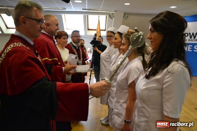 Zdjęcie w galerii na portalu naszraciborz.pl: Studenci pielęgniarstwa w raciborskiej PWSZ odebrali czepki na Zamku Piastowskim wiadomości z regionu