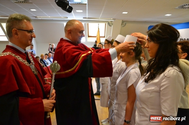 Zdjęcie w galerii na portalu naszraciborz.pl: Studenci pielęgniarstwa w raciborskiej PWSZ odebrali czepki na Zamku Piastowskim wiadomości z regionu