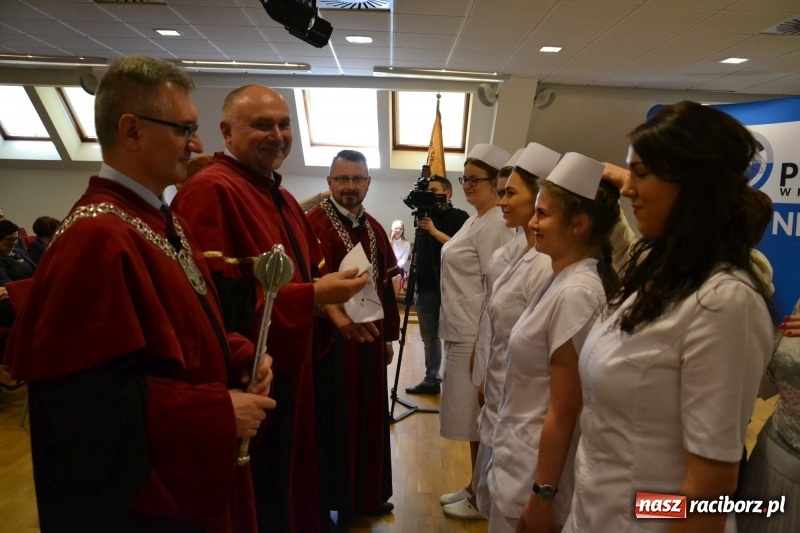 Zdjęcie w galerii na portalu naszraciborz.pl: Studenci pielęgniarstwa w raciborskiej PWSZ odebrali czepki na Zamku Piastowskim wiadomości z regionu