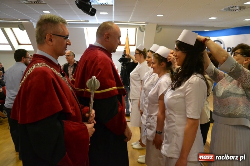 Zdjęcie w galerii na portalu naszraciborz.pl: Studenci pielęgniarstwa w raciborskiej PWSZ odebrali czepki na Zamku Piastowskim wiadomości z regionu