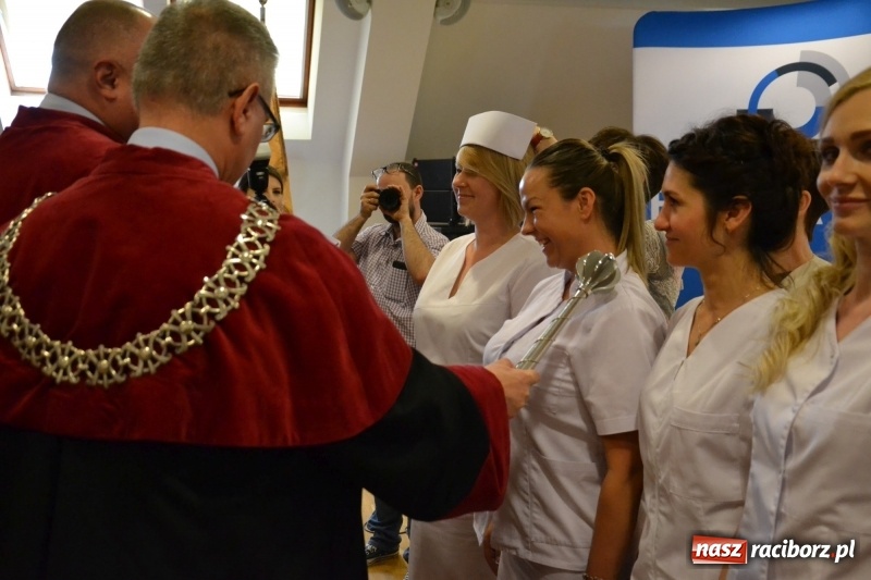 Zdjęcie w galerii na portalu naszraciborz.pl: Studenci pielęgniarstwa w raciborskiej PWSZ odebrali czepki na Zamku Piastowskim wiadomości z regionu