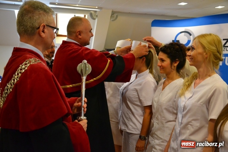 Zdjęcie w galerii na portalu naszraciborz.pl: Studenci pielęgniarstwa w raciborskiej PWSZ odebrali czepki na Zamku Piastowskim wiadomości z regionu