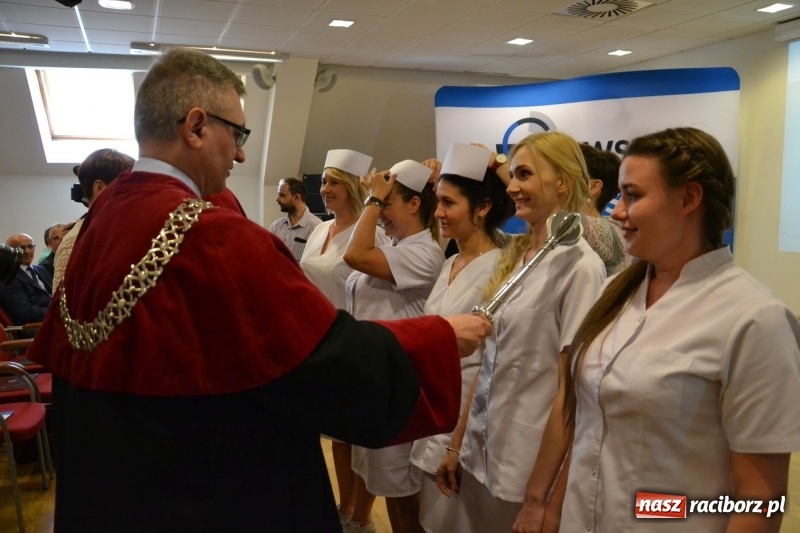 Zdjęcie w galerii na portalu naszraciborz.pl: Studenci pielęgniarstwa w raciborskiej PWSZ odebrali czepki na Zamku Piastowskim wiadomości z regionu