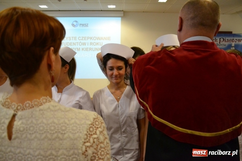Zdjęcie w galerii na portalu naszraciborz.pl: Studenci pielęgniarstwa w raciborskiej PWSZ odebrali czepki na Zamku Piastowskim wiadomości z regionu