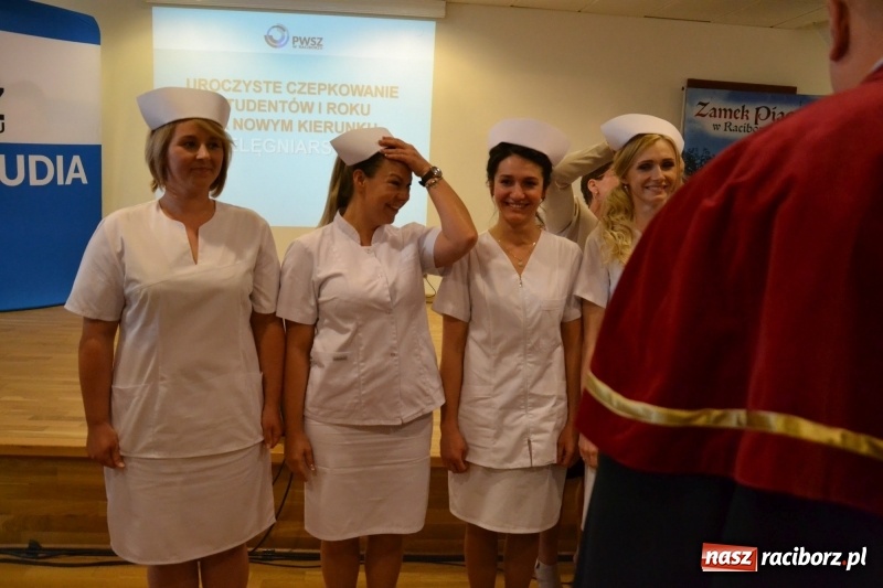 Zdjęcie w galerii na portalu naszraciborz.pl: Studenci pielęgniarstwa w raciborskiej PWSZ odebrali czepki na Zamku Piastowskim wiadomości z regionu