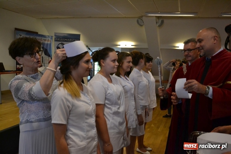 Zdjęcie w galerii na portalu naszraciborz.pl: Studenci pielęgniarstwa w raciborskiej PWSZ odebrali czepki na Zamku Piastowskim wiadomości z regionu