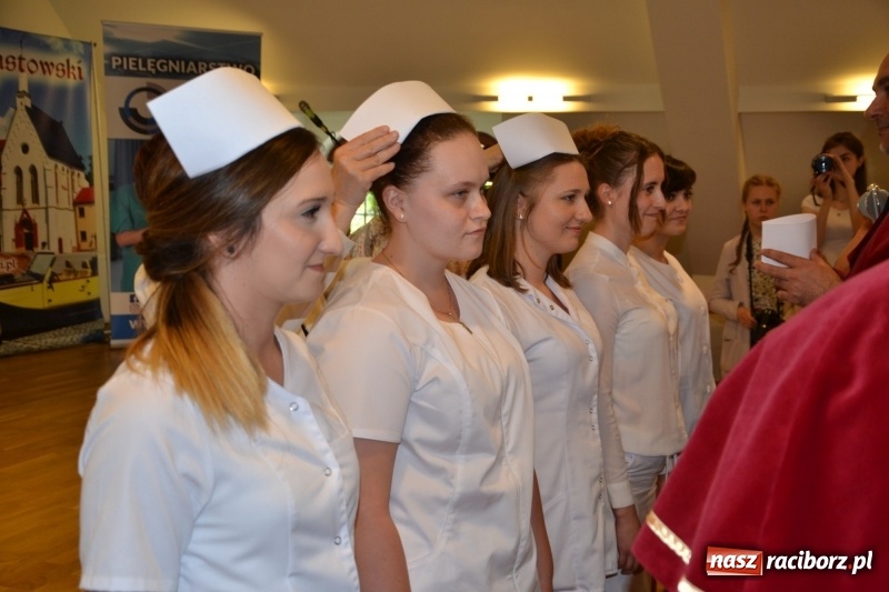 Zdjęcie w galerii na portalu naszraciborz.pl: Studenci pielęgniarstwa w raciborskiej PWSZ odebrali czepki na Zamku Piastowskim wiadomości z regionu